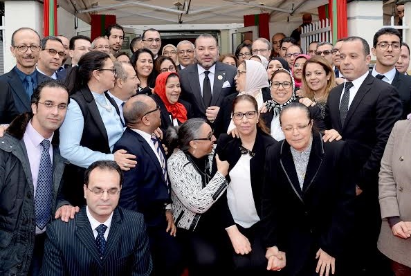 Mohammed VI visite le consulat du Maroc à Orly. A sa droite (en lunettes), Malika Alaoui. D. R.